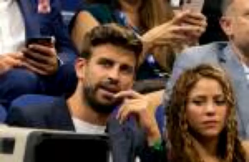 Shakira se assusta com réplica de Piqué em show: fã usa máscara de 'diabo'