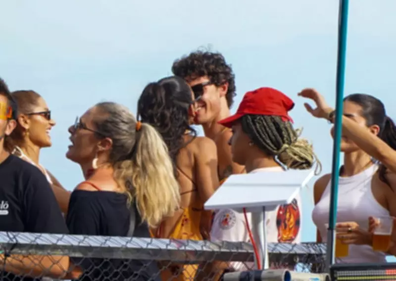 Shawn Mendes e Bruna Marquezine trocam beijos no trio de Ivete Sangalo no Carnaval de Salvador