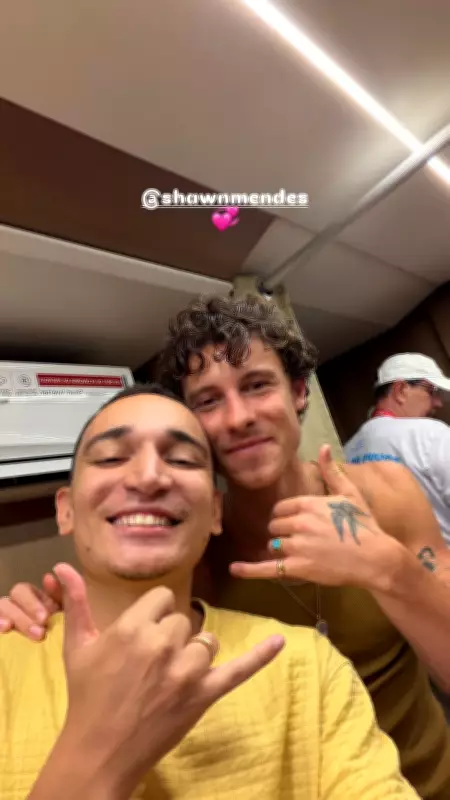 Shawn Mendes se integra ao Carnaval de Salvador com João Gomes e experimenta frutas típicas