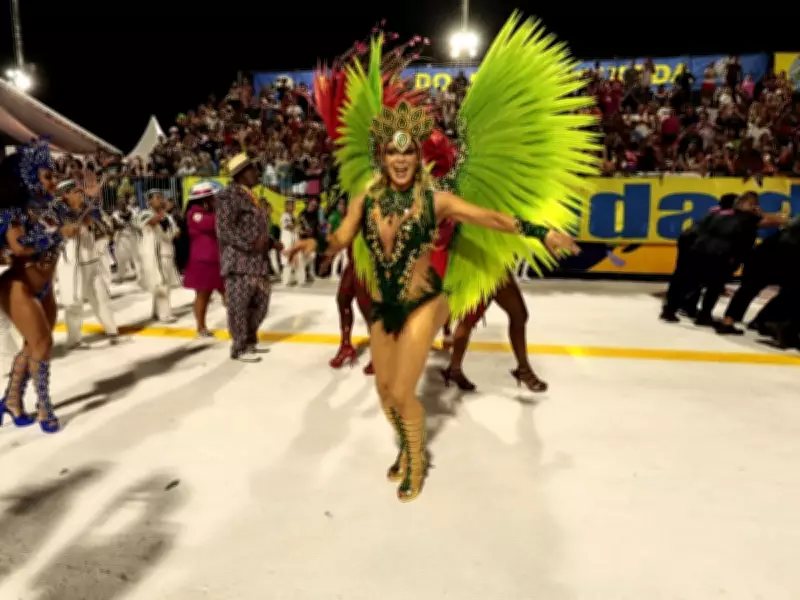 Sheila Mello e Viviane Araújo brilham no desfile da União Imperial em Santos