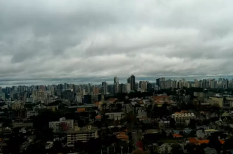 Simepar alerta para sexta-feira chuvosa no Paraná com risco de temporais durante Carnaval