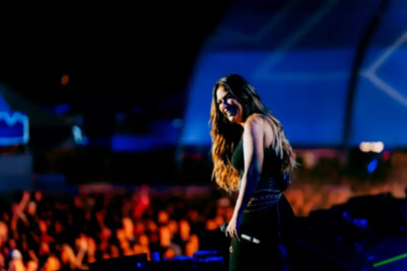 Simone Mendes brilha no Planeta Atlântida com sucessos e homenagem a Marília Mendonça