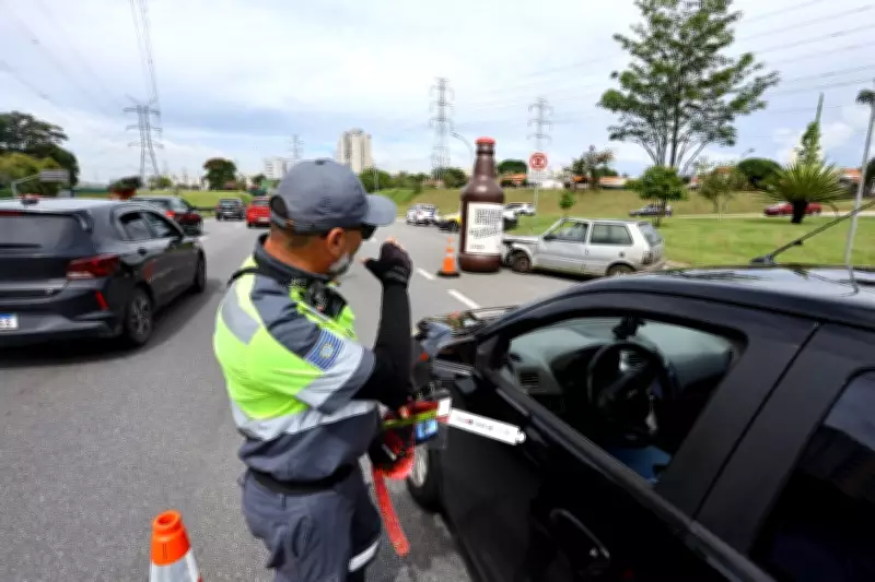 São José dos Campos realiza ação educativa com carro batido para alertar sobre álcool e direção no Carnaval