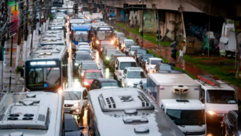 São Paulo bate recorde de trânsito em 2026 com 1.053 km de congestionamento