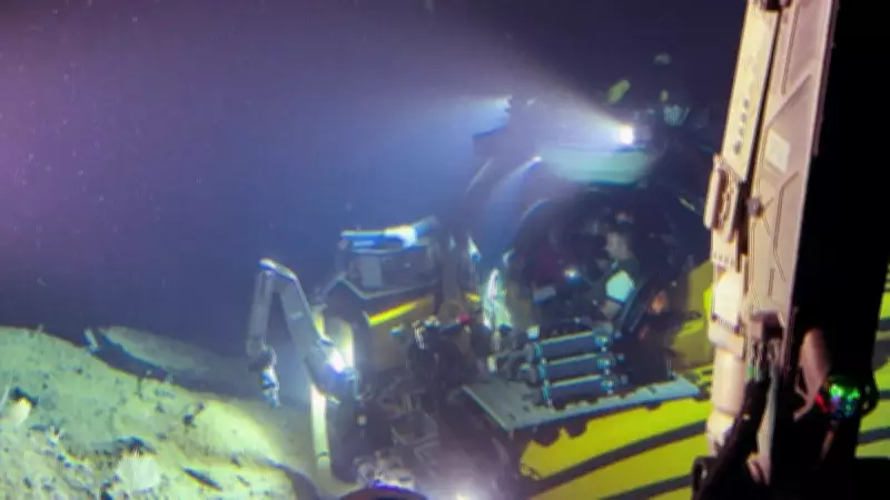 Submersível da OceanX busca novas espécies e bactérias que decompõem plástico na Indonésia