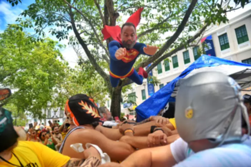 Super-Homem voa sobre ringue em bloco de carnaval de Olinda que satiriza super-heróis