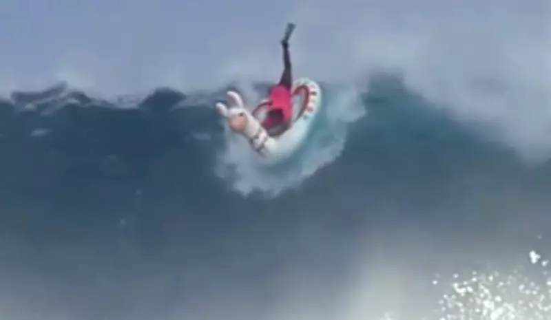 Surfista encara onda de 4 metros com boia de lhama em Fernando de Noronha