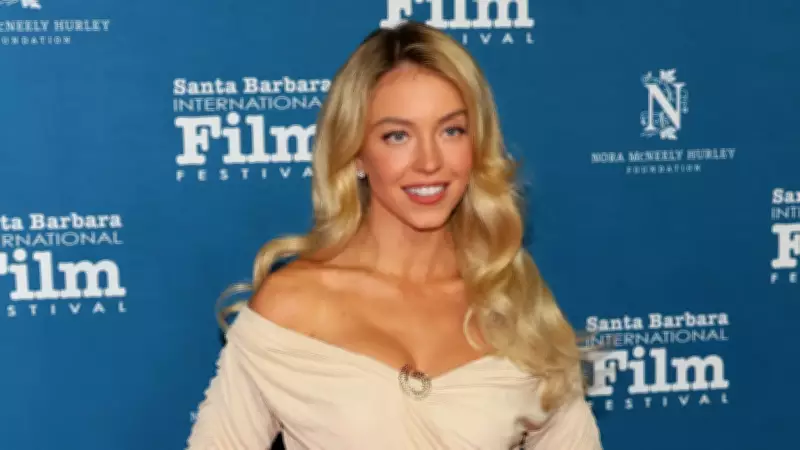 Sydney Sweeney brilha em Santa Bárbara com vestido vintage de Marilyn Monroe