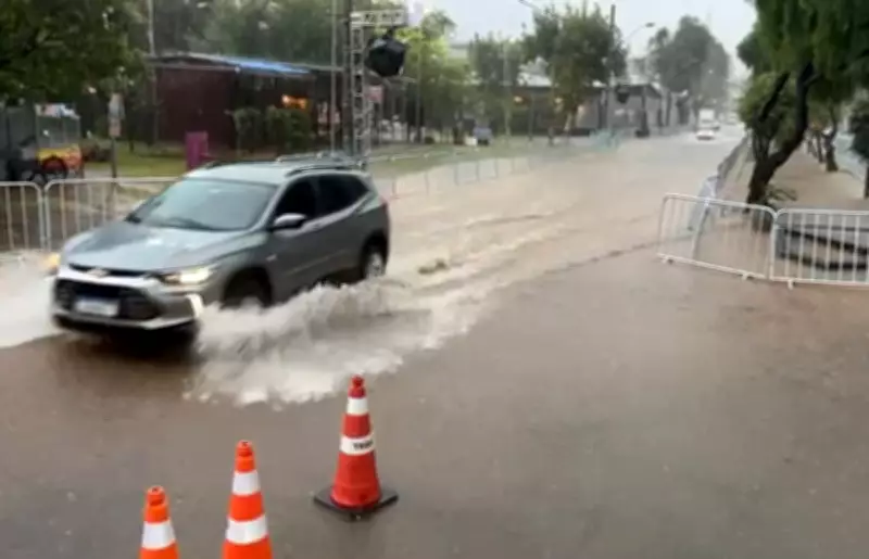 Tempestade adia desfile de escolas de samba em São Roque após inundar avenida
