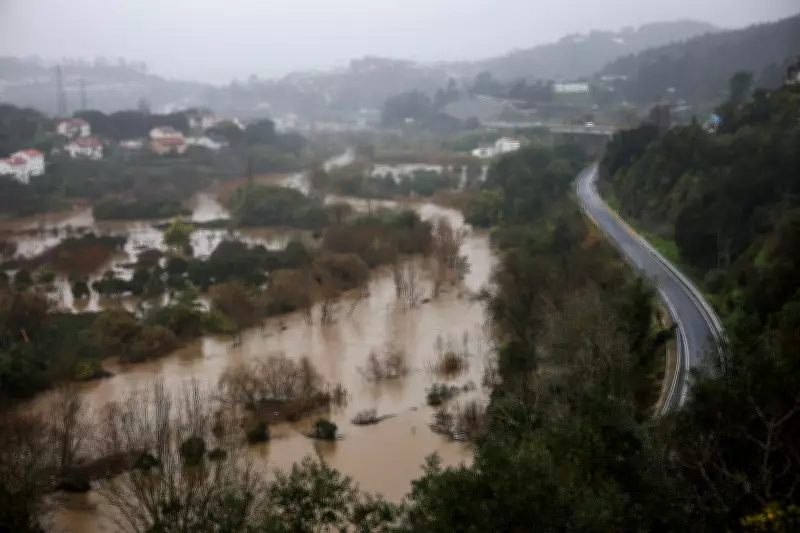Tempestade Devastadora em Portugal: Estrada A1 Desaba e 3.000 São Evacuados