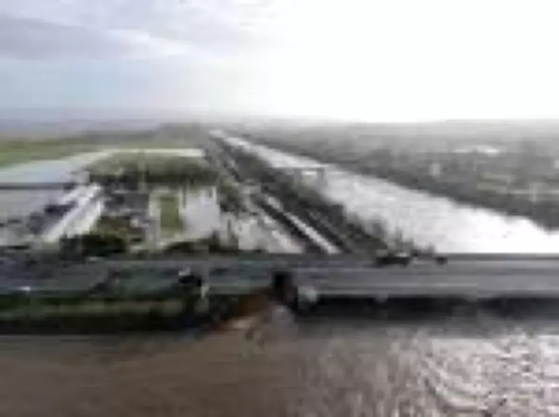 Tempestades em Portugal rompem barragens e destroem rodovia, milhares evacuados