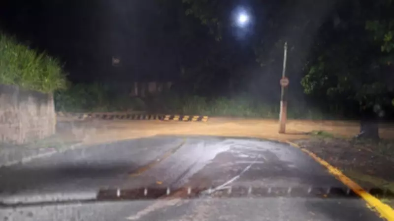 Temporal alaga linha férrea em Cachoeira Paulista e interdita passagem sob ponte