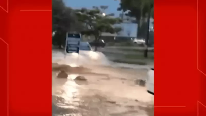 Temporal alaga ruas de Ceilândia no DF, com carro preso e bueiros transbordando