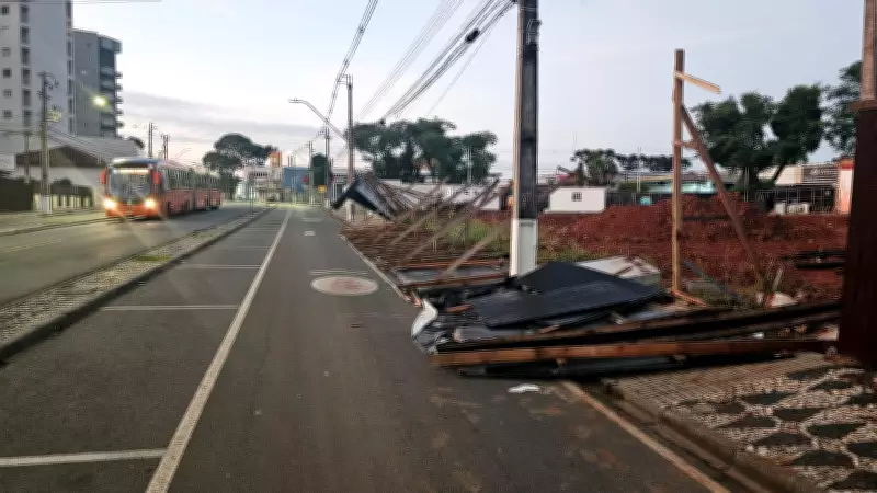 Temporal com ventos de 70 km/h causa estragos e derruba árvores em Curitiba