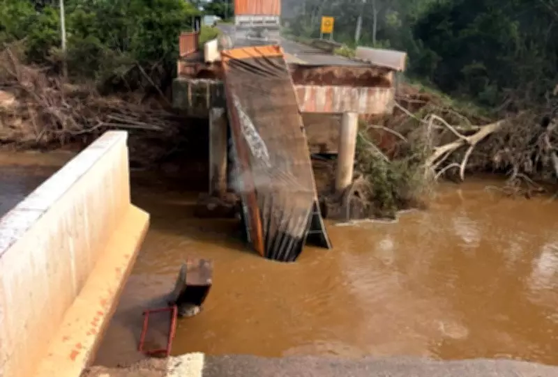 Temporal derruba ponte e deixa carreta pendurada em Rio Negro (MS)
