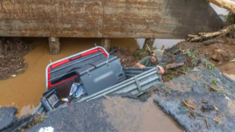 Temporal derruba ponte na Nova Zelândia e caminhão cai em cratera formada