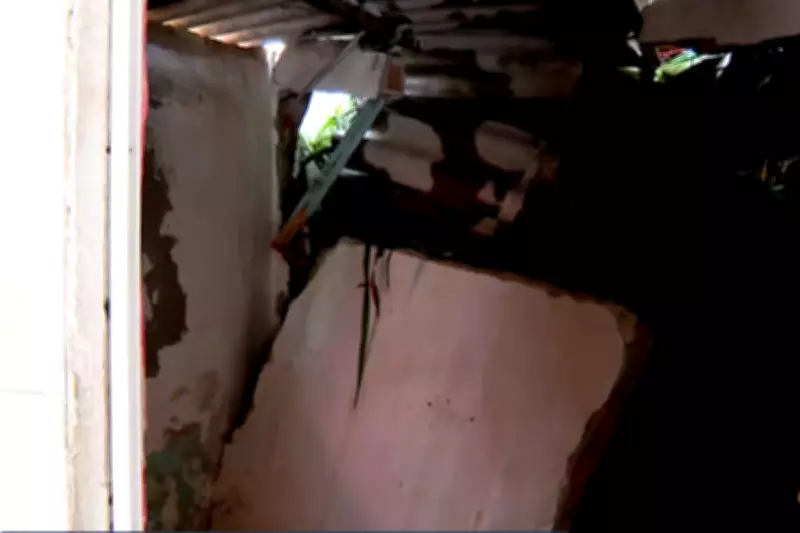 Temporal em Guarujá: vídeo registra casa desabando após deslizamentos de terra