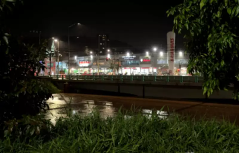 Temporal em Juiz de Fora: Rio Paraibuna sobe 1,4 metro em uma hora e causa alagamentos