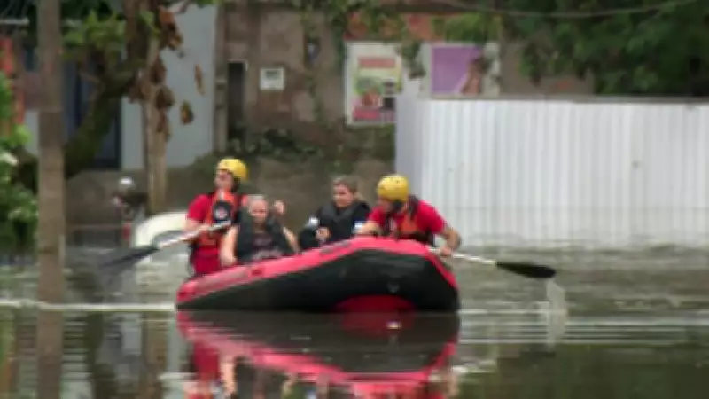 Temporal em Sumaré alaga ruas e obriga resgate de famílias com botes pelos Bombeiros