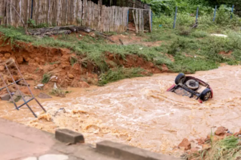 Temporal no Leste de Minas causa alagamentos, crateras e arrasta carros em três cidades