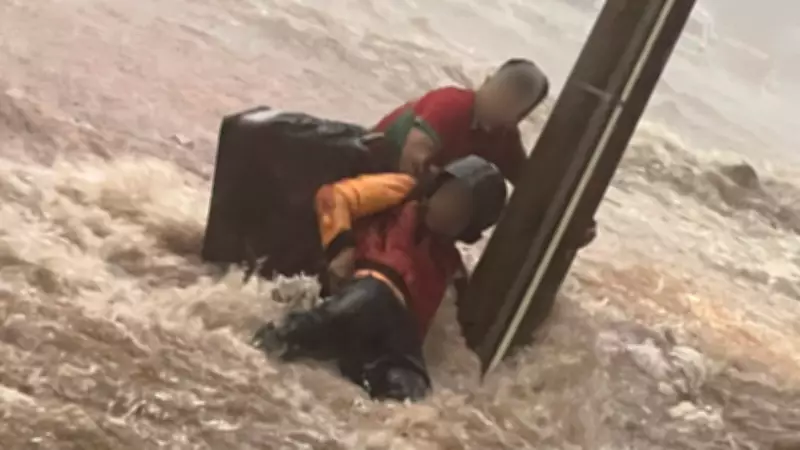 Temporal transforma ruas em rios e arrasta veículos em Carmo do Paranaíba