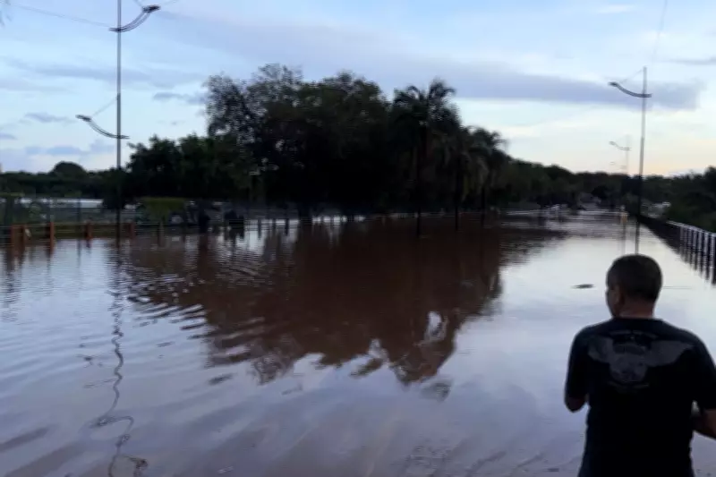 Temporal transforma ruas em rios e paralisa Campo Grande com alagamentos e ventania