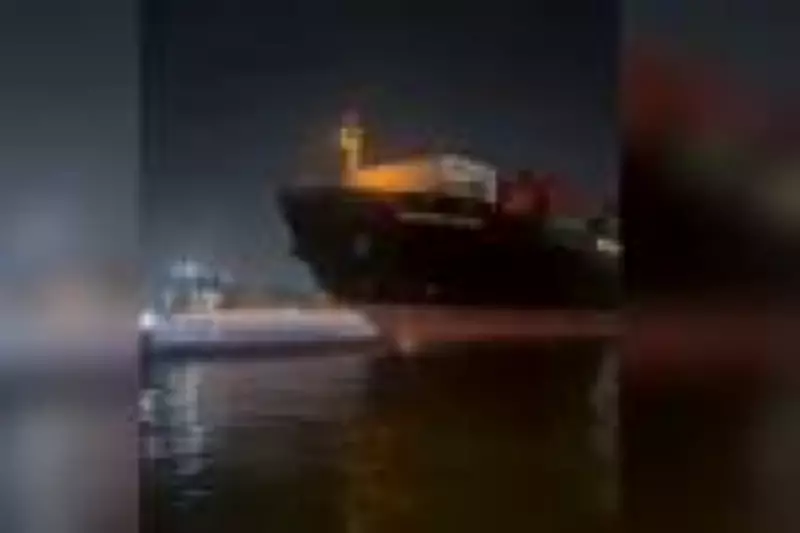 Tensão no Porto de Santos: Navio de Singapura colide com balsas em manobra perigosa