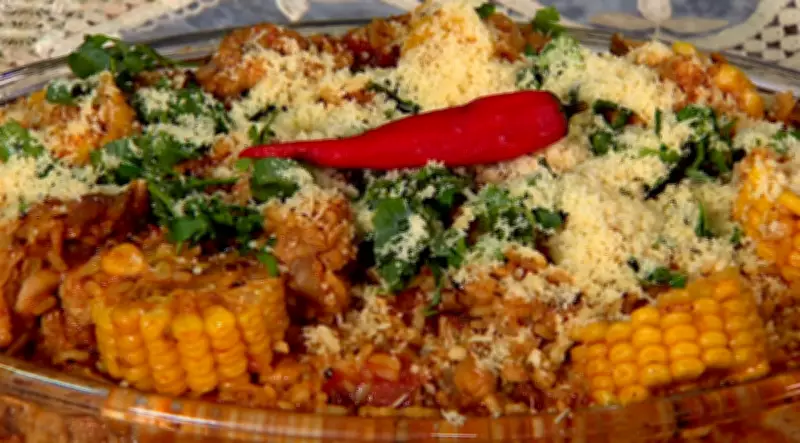 Terra da Gente estreia novo repórter com receita prática de galinhada na panela de pressão