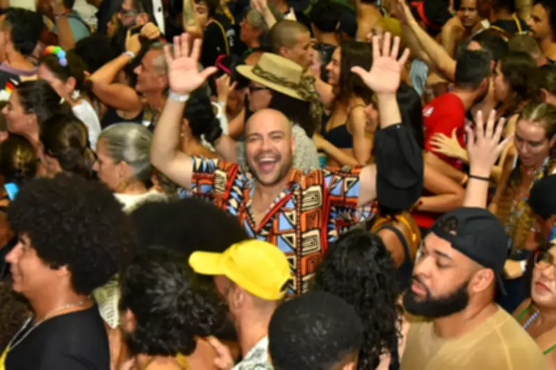 Tiago Abravanel se diverte no Carnaval de Salvador com BaianaSystem e Ivete Sangalo