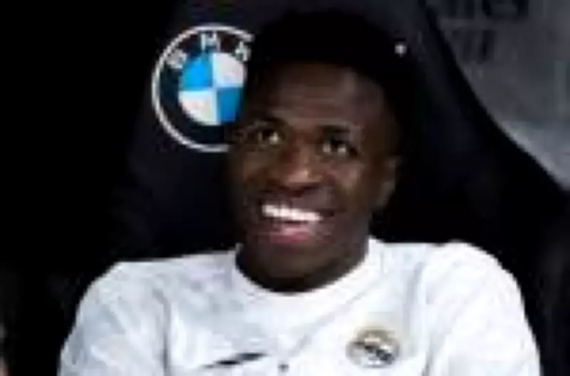 Torcida do Real Madrid apoia Vini Jr com faixa antirracismo após denúncia contra Prestiani