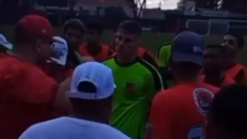 Torcida do Velo Clube visita elenco e exige vitória crucial contra o Santos no Paulista