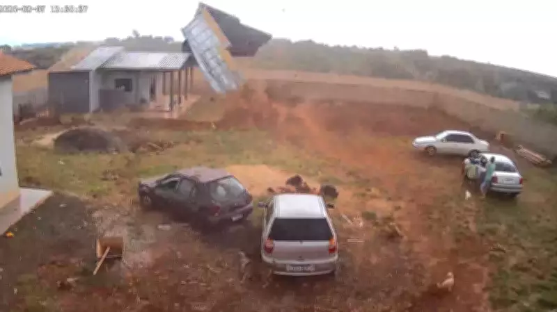 Tornado de categoria F0 atinge Foz do Iguaçu e arranca telhado de casa; moradores se escondem atrás de carro