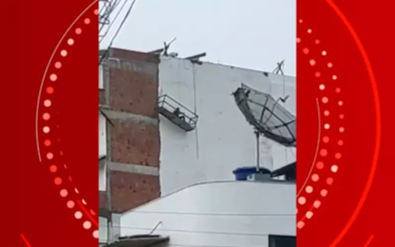 Trabalhador fica pendurado em andaime após corda ceder durante obra em Ipiaú, Bahia