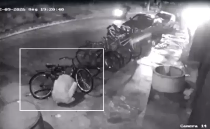 Trabalhador tem bicicleta furtada após suspeito quebrar cadeado com pedradas em Cabo Frio