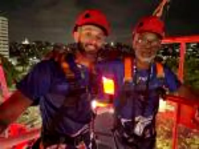 Trabalhadores arriscam-se nas alturas para levar destaques aos carros alegóricos do Carnaval