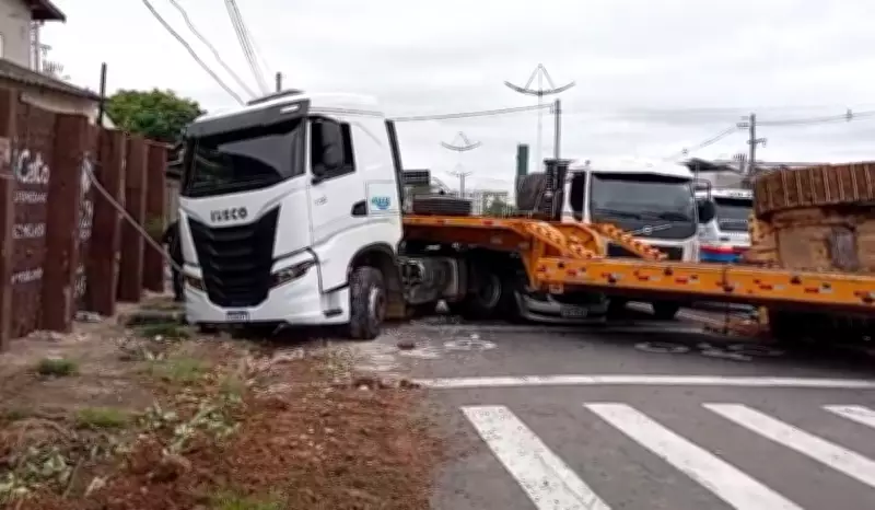 Trator despenca de caminhão, atinge carro e mata uma pessoa em Indaiatuba