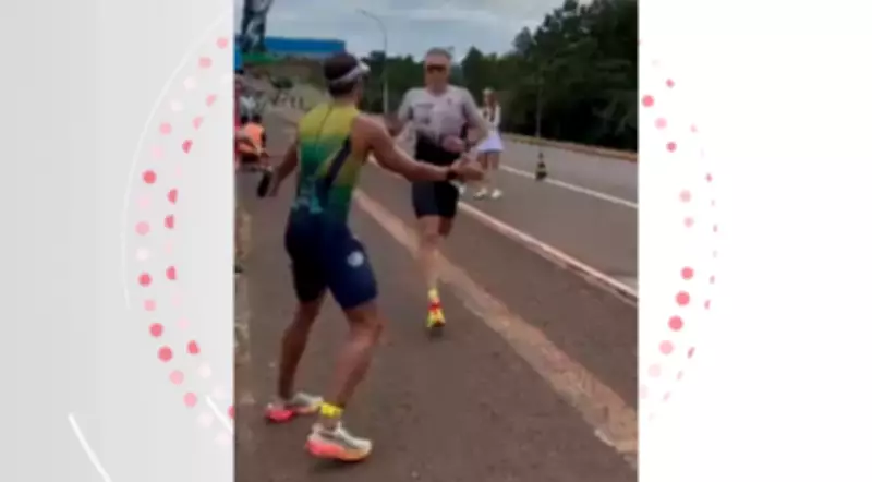 Triatleta para antes da linha de chegada e cede vitória a adversário após erro no ciclismo