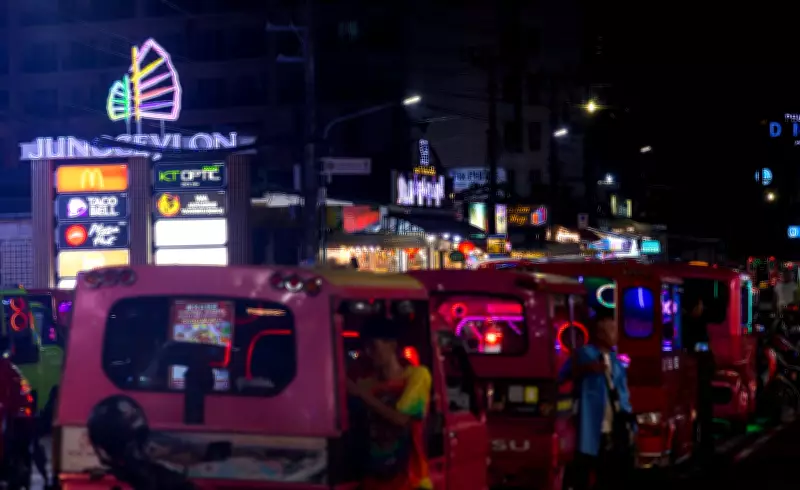 Trisal é flagrado em ato sexual em tuk-tuk na Tailândia e polícia investiga