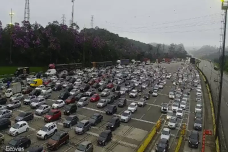 Trânsito intenso nas estradas para o litoral de SP neste sábado de Carnaval