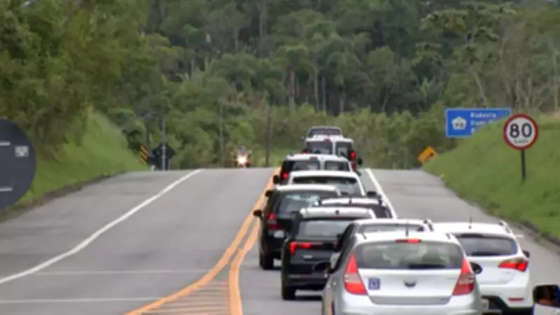 Trânsito lento de 10 km afeta motoristas na Mogi-Bertioga nesta segunda-feira