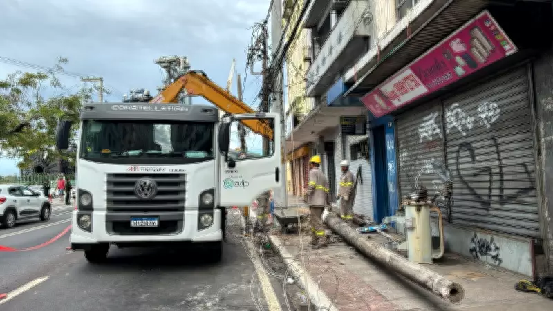 Troca de poste interdita parcialmente Avenida Jerônimo Monteiro no Centro de Vitória