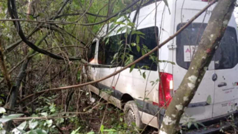 Três acidentes envolvendo veículos de pacientes deixam 12 feridos em MG