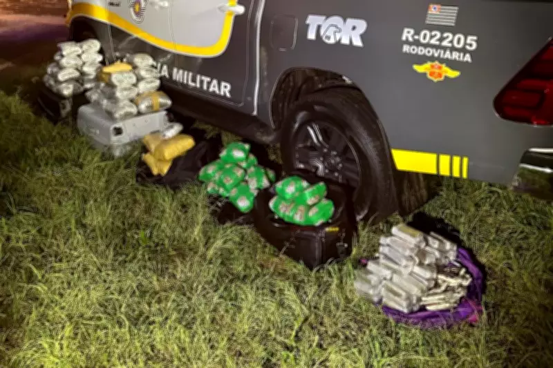 Três presos e adolescente apreendida com drogas em ônibus na SP-270 em Álvares Machado