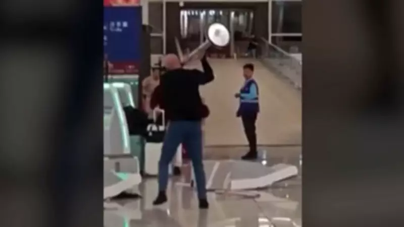 Turista britânico preso após destruir máquinas de check-in automático em aeroporto de Hong Kong