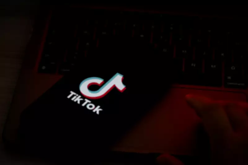 UE acusa TikTok de violar leis digitais com recursos viciantes e ameaça multa bilionária