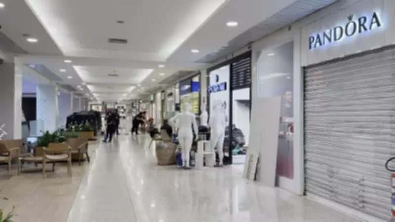 Um mês após incêndio fatal, Shopping Tijuca ainda tem cheiro de fumaça e áreas interditadas