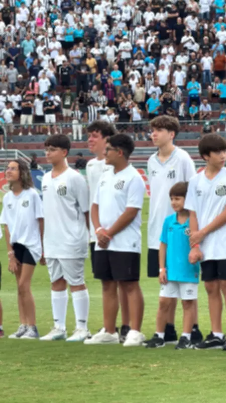 Unimed Bauru realiza sonho de adolescente com câncer ao levá-lo para entrar em campo com o Santos