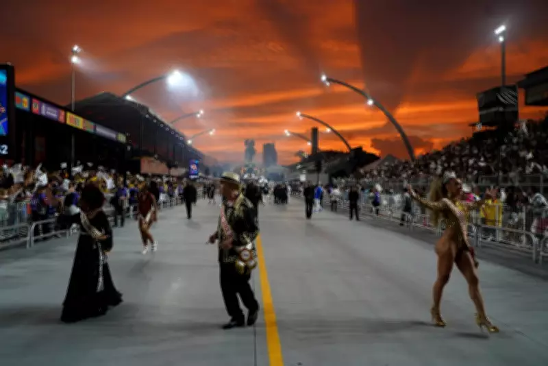 Vai-Vai desfila com atraso após vazamento de óleo no Sambódromo de São Paulo