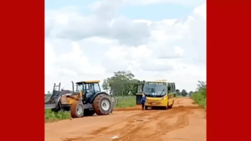 Van escolar atolada na MT-100 após chuvas em Araguaiana deixa mais de 50 alunos sem aula