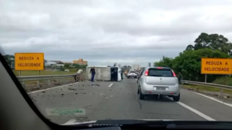 Van tomba na Rodovia Castelinho em Sorocaba e causa congestionamento de 500 metros